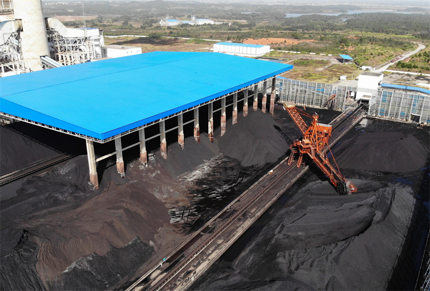 在江西一大型發電廠的煤場，斗輪機正在進行卸車作業。胡國林攝