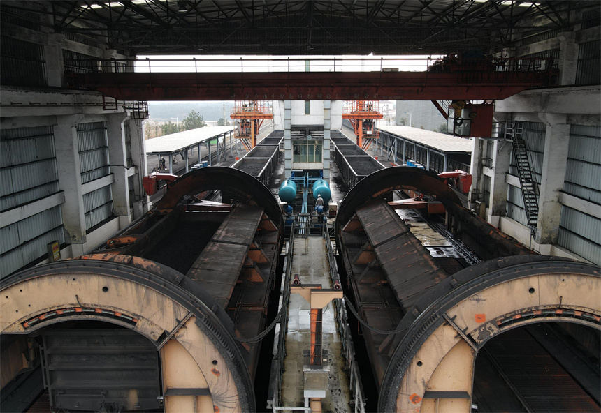 在江西一大型發電廠的煤場，滿載電煤的貨運列車正在進行卸車作業。胡國林攝
