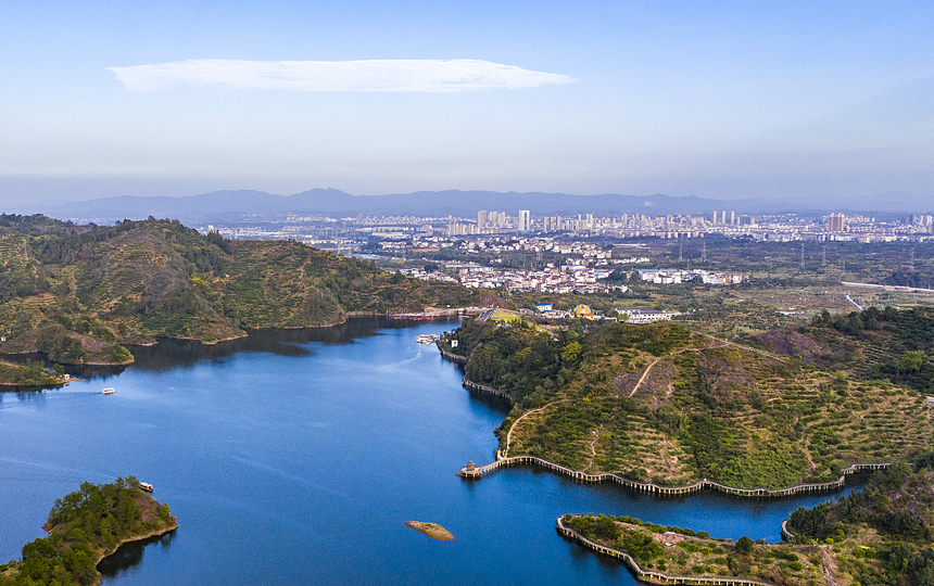 南丰县市山镇蜜桔湖风光秀丽，山水旖旎，游客们乘着游船，徜徉在湖光山色中。谢东摄