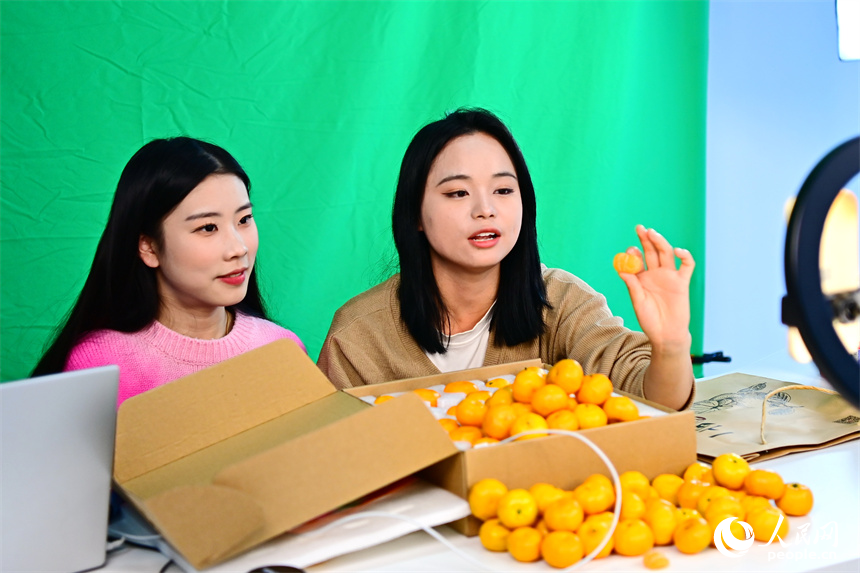 助农主播正在直播带货。人民网 朱海鹏摄