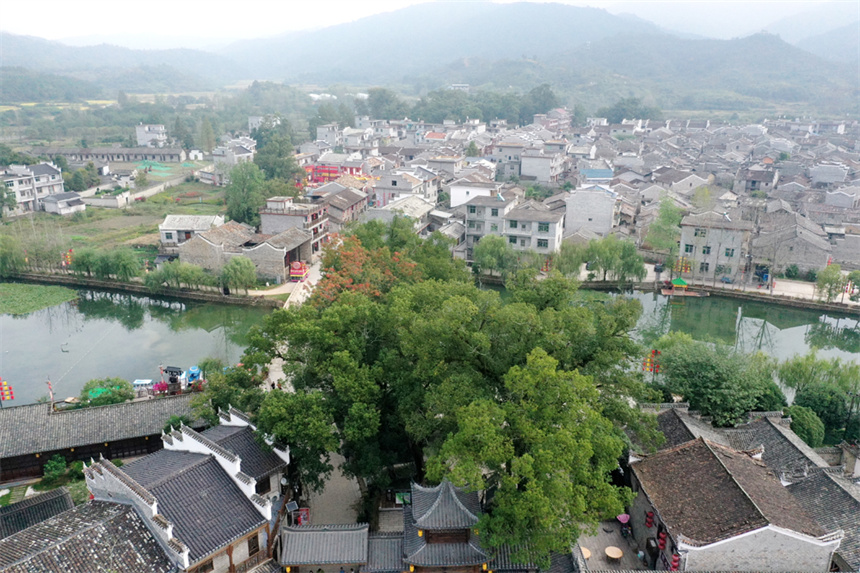 航拍镜头下的乐安县流坑古村。 人民网记者 时雨摄