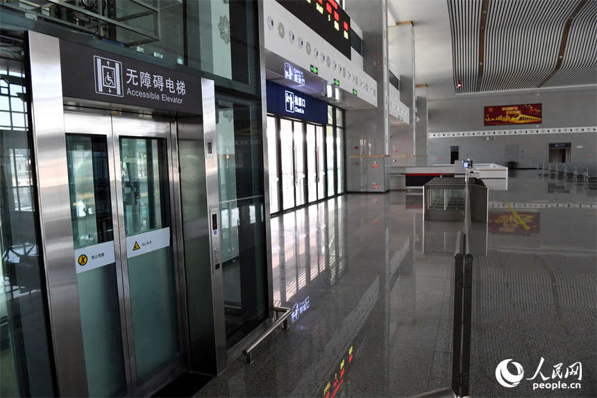 南昌南高鐵站候車大廳內設置了無障礙電梯等便民設施。 人民網記者 時雨攝