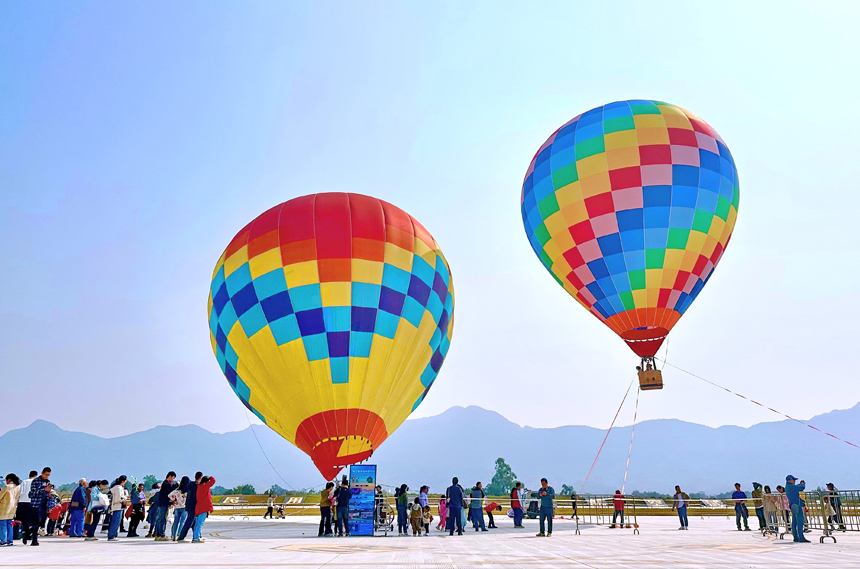 游客在觀看熱氣球表演，體驗飛行樂趣。張明月攝