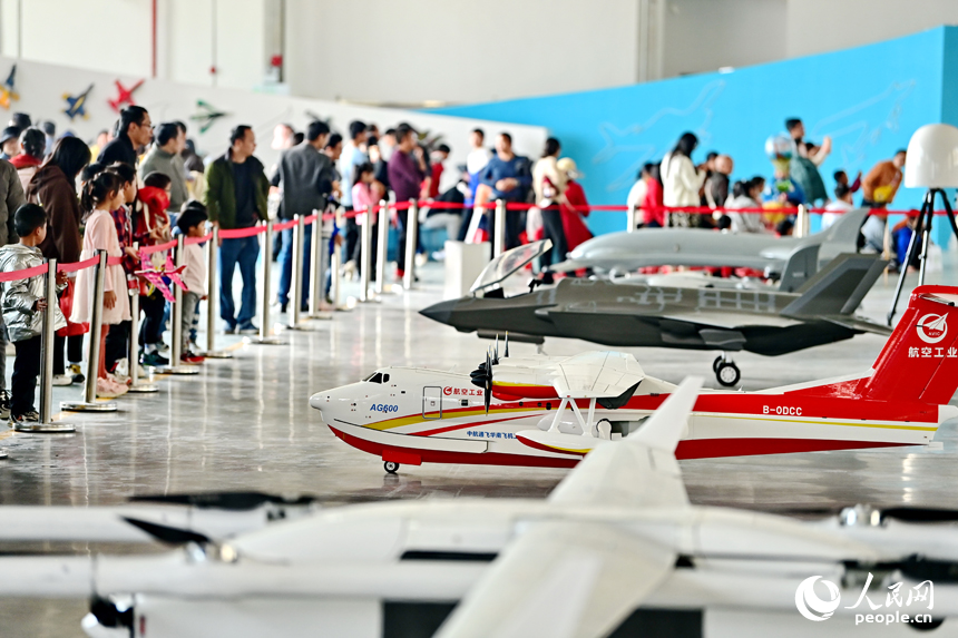 江西省赣州市南康区的低空经济产业园，不少游客在观看航空、航模装备展。人民网 朱海鹏摄