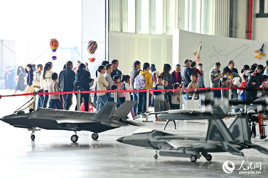 江西省赣州市南康区的低空经济产业园，不少游客在观看航空、航模装备展。人民网 朱海鹏摄