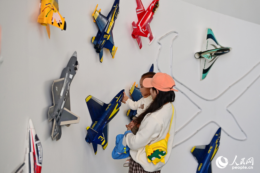 游客在观看航模器材展。人民网 朱海鹏摄