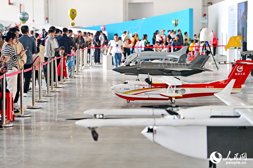 不少游客在观看航空、航模装备展。人民网 朱海鹏摄