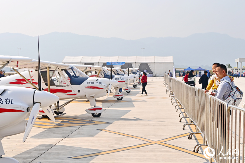 游客在观看航空、航模装备展。人民网 朱海鹏摄