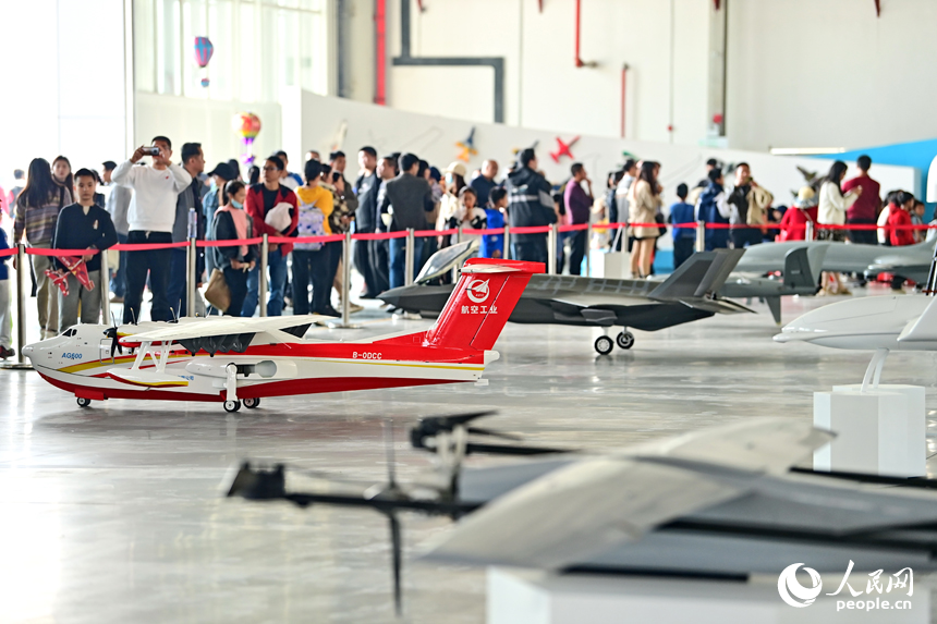 游客在观看航空、航模装备展。人民网 朱海鹏摄