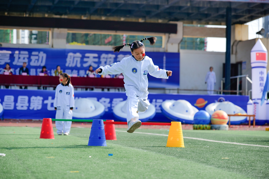 大班体能大循环《飞跃地平线》。刘惠娟摄