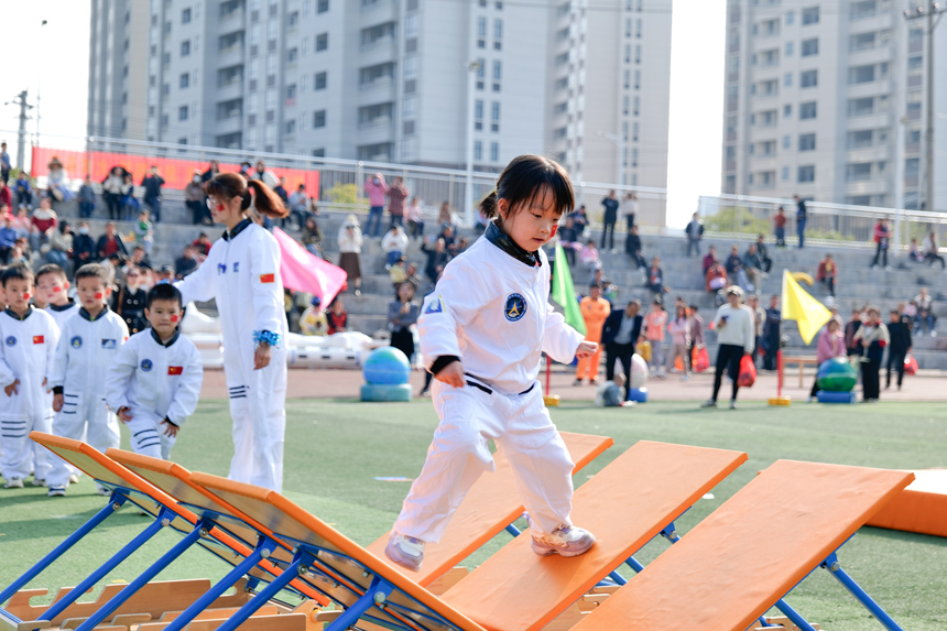 大班体能大循环《飞跃地平线》。刘惠娟摄