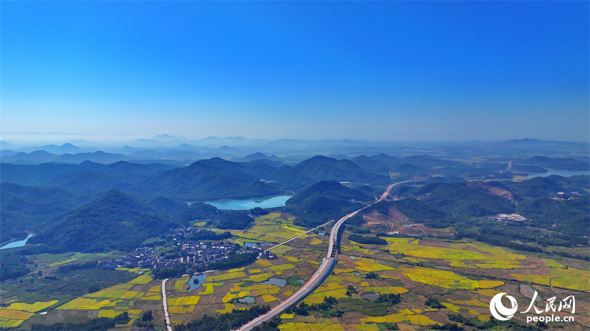 建设中的东临高速公路如长龙横跨大地。人民网 朱海鹏摄