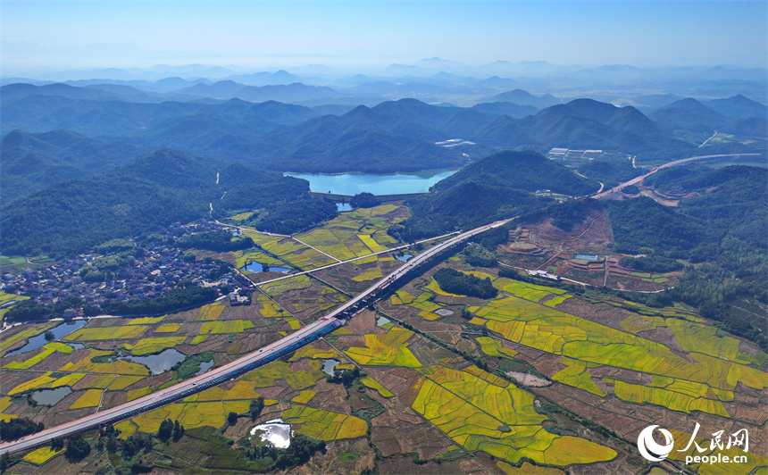 建设中的东临高速公路如长龙横跨大地。人民网 朱海鹏摄