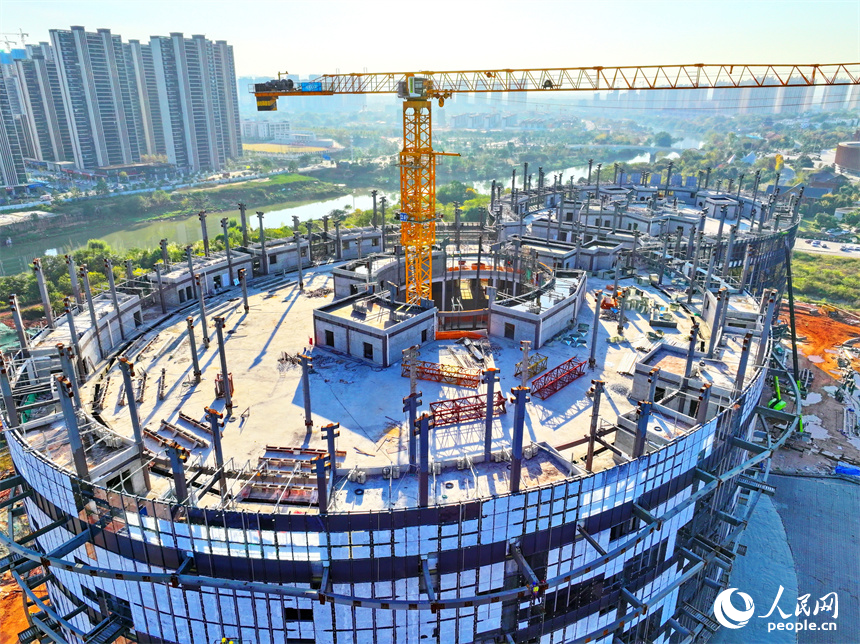 工人在安装焊接建筑外立面钢架棚。人民网 朱海鹏摄