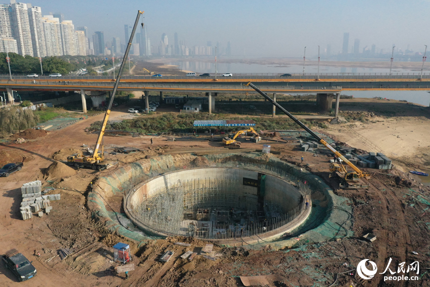 施工单位正抢抓有利时间建设取水口。 人民网记者 时雨摄