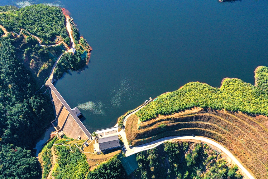 航拍江西省赣州市定南县岿美山镇洋前坝水库。詹继成摄