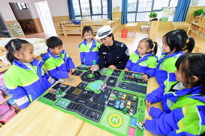 民辅警走进该县第三幼儿园，帮助孩子们掌握交通安全常识，提高交通安全意识。吕春华摄