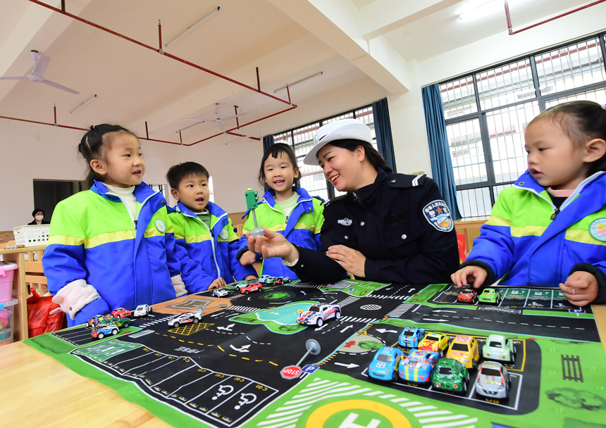 民辅警走进该县第三幼儿园，帮助孩子们掌握交通安全常识，提高交通安全意识。吕春华摄