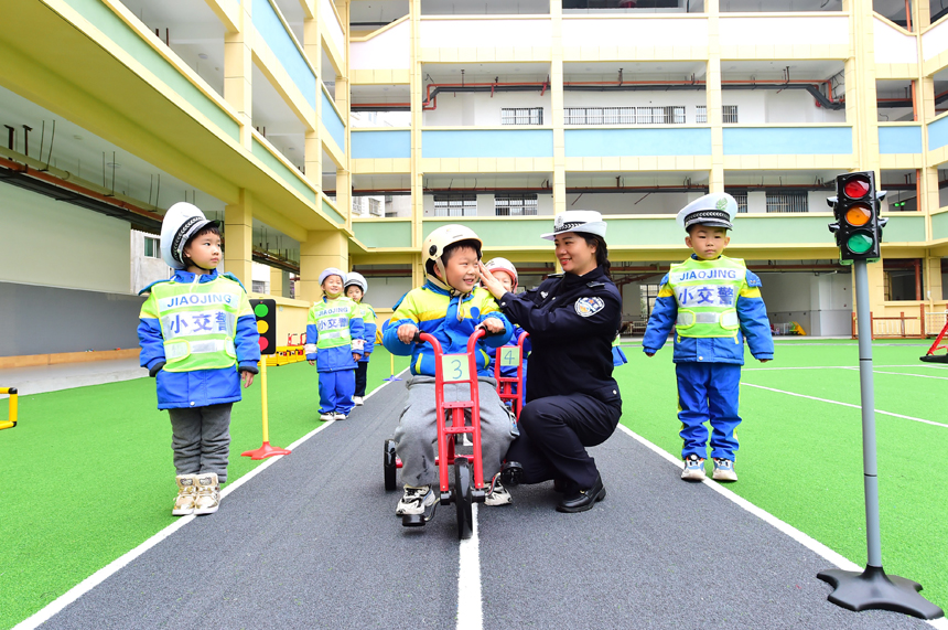 民辅警走进该县第三幼儿园，帮助孩子们掌握交通安全常识，提高交通安全意识。吕春华摄