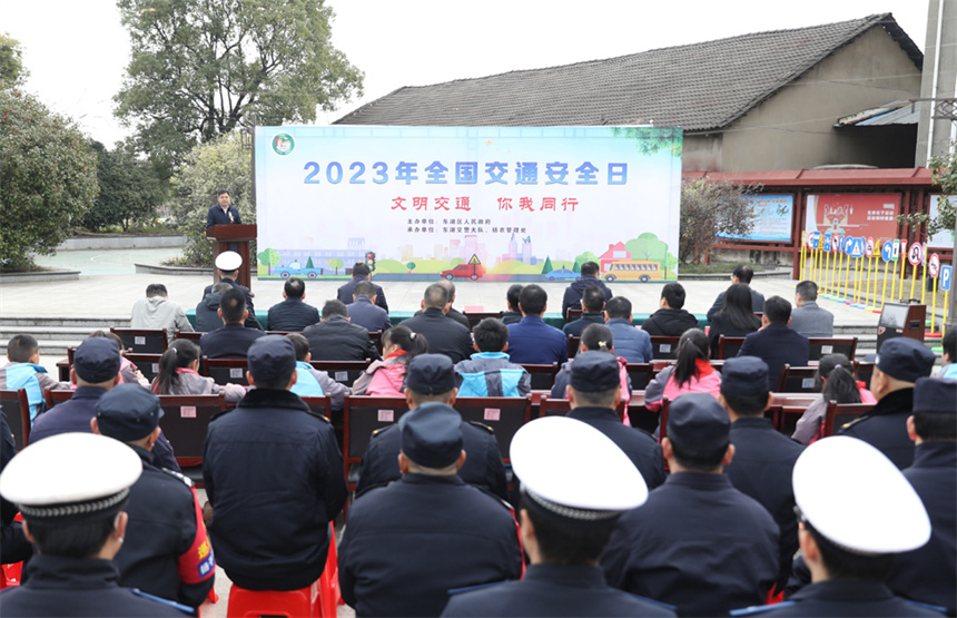 南昌东湖区在扬农管理处举办交通安全日主题活动。 罗云摄