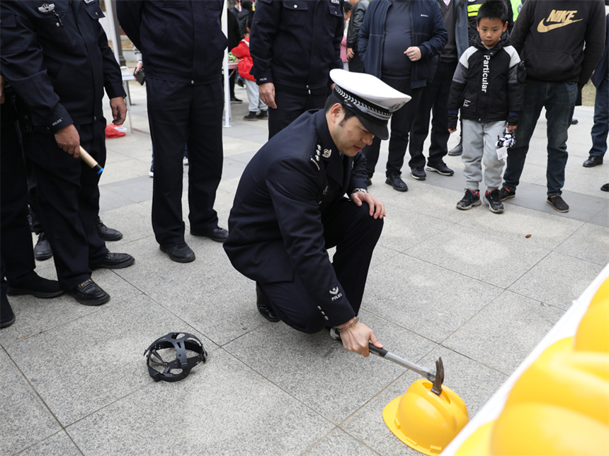 交警通过头盔锤击测试，告知群众要佩戴合规的头盔。 罗云摄