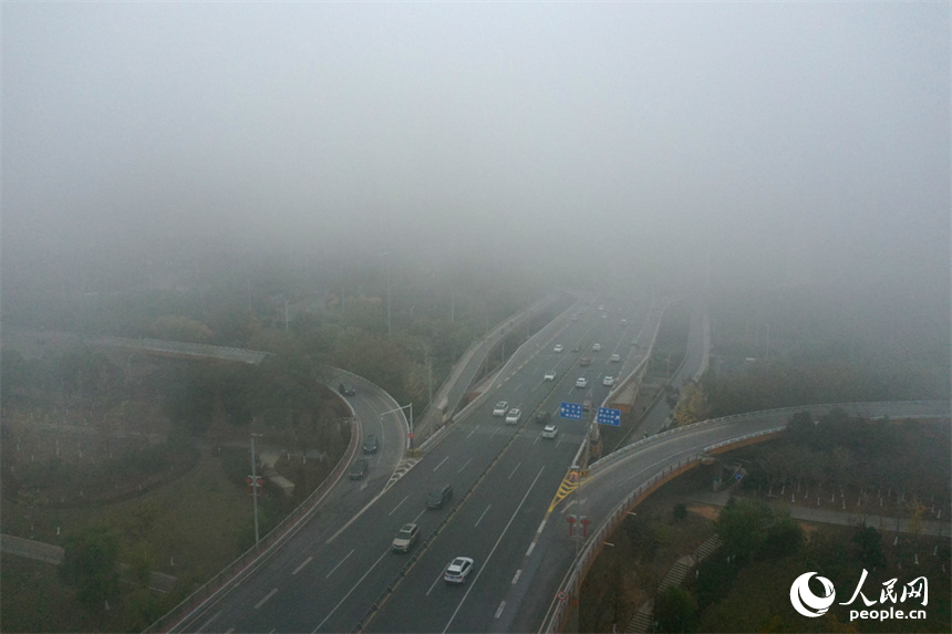 南昌被大霧籠罩，給早高峰出行帶來較大影響。 人民網記者 時雨攝