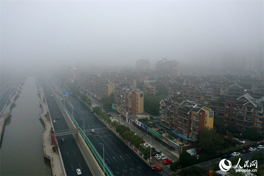 5日清晨，南昌被大雾笼罩。 人民网记者 时雨摄