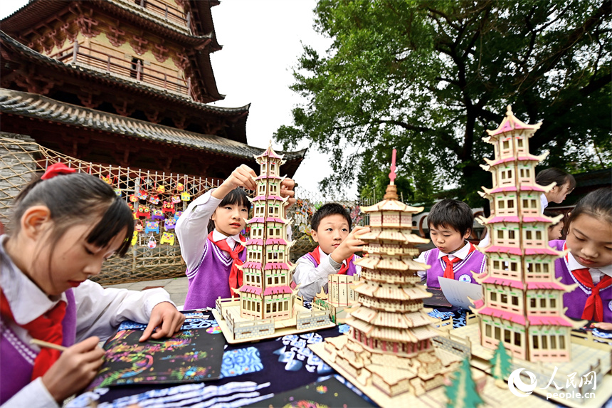 學生在客家非遺小課堂上拼裝木塔模型。人民網 朱海鵬攝 