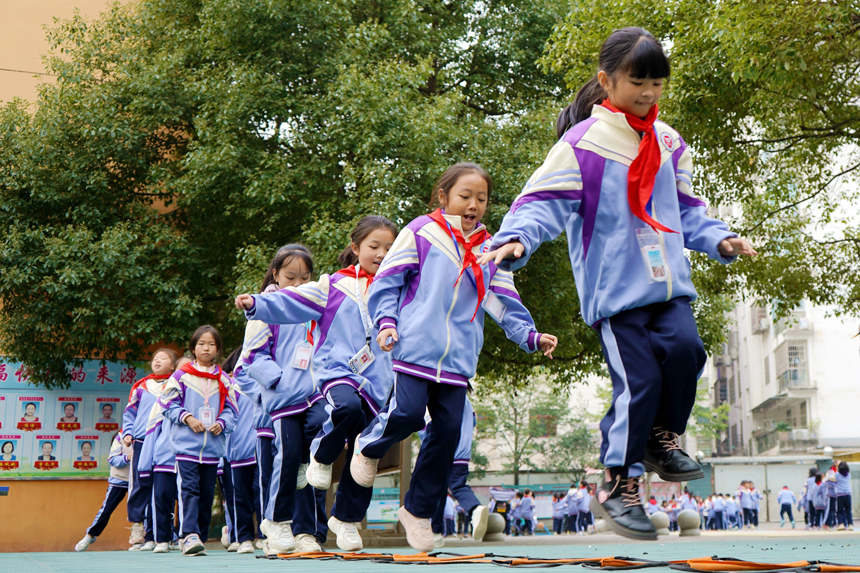 近日，江西省宜春市上高县第四小学的孩子们利用课间十分钟参加跳敏捷梯活动。陈旗海摄