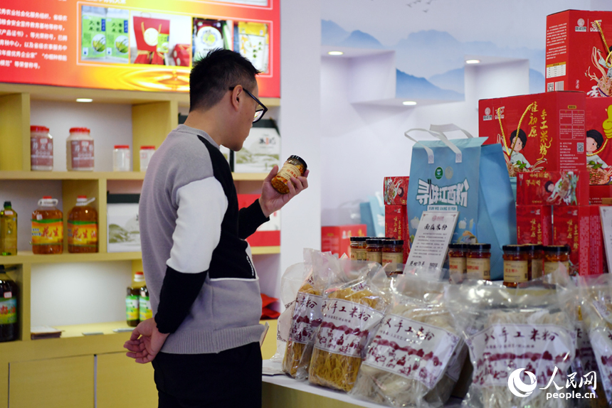 展台前，顧客正在查看展出的產品。 人民網記者 時雨攝