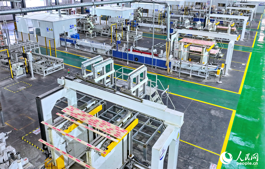 南康区智能制造共享备料中心厂房。人民网 朱海鹏摄