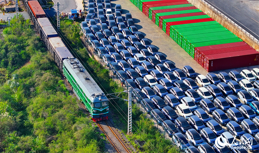 满载新能源汽车的货运列车驶出赣州国际陆港。人民网 朱海鹏摄