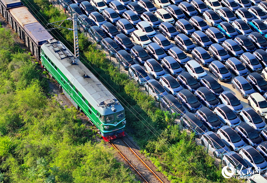 满载新能源汽车的货运列车驶出赣州国际陆港。人民网 朱海鹏摄