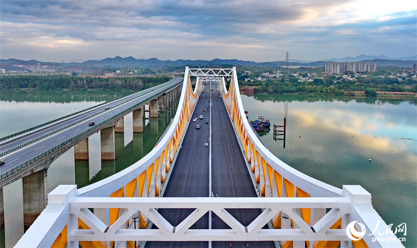 贛州市螺溪洲大橋項目建設地，工人在安裝橋梁照明設施，整橋進入施工收尾期。