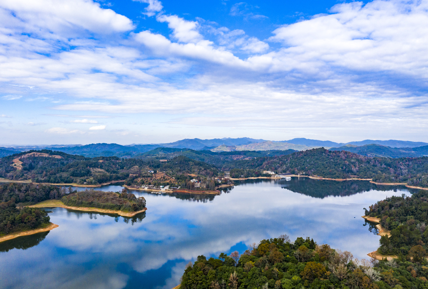 航拍南丰县太源乡潭湖水库，蓝天白云下，湖水清澈见底，两岸青山秀丽，构成冬日里一幅美丽的生态画卷。谢东摄