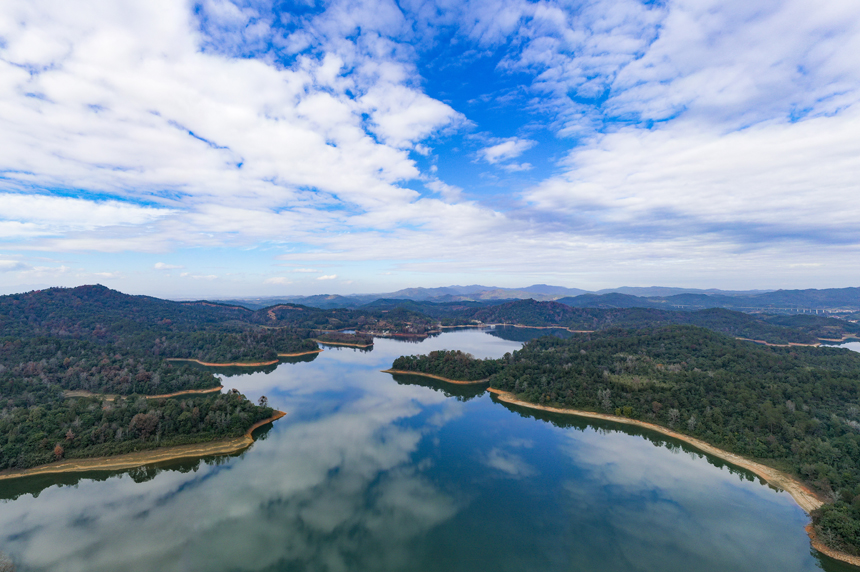 航拍南丰县太源乡潭湖水库，蓝天白云下，湖水清澈见底，两岸青山秀丽，构成冬日里一幅美丽的生态画卷。谢东摄