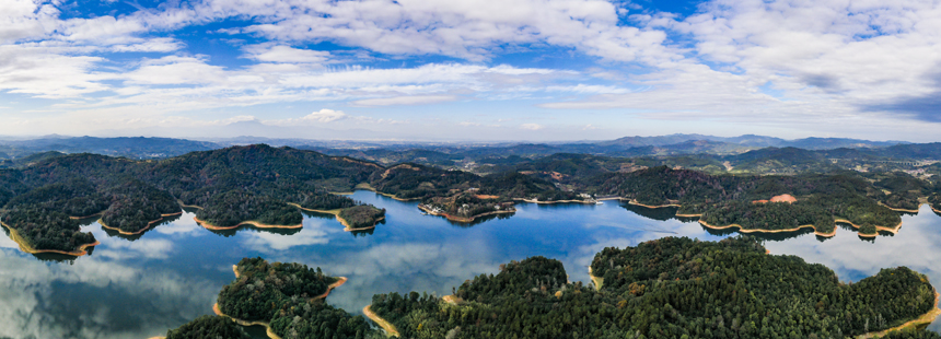 航拍南丰县太源乡潭湖水库，蓝天白云下，湖水清澈见底，两岸青山秀丽，构成冬日里一幅美丽的生态画卷。谢东摄