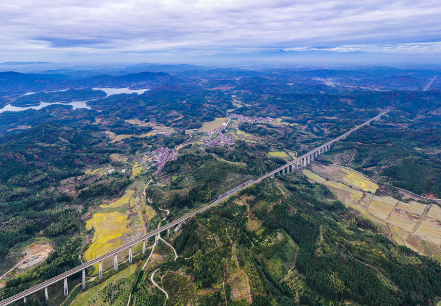 南豐縣太源鄉寨俚村，冬日的田野與錯落有致的村庄境而過的高鐵相映成趣，構成一幅美麗的鄉村畫卷。謝東攝