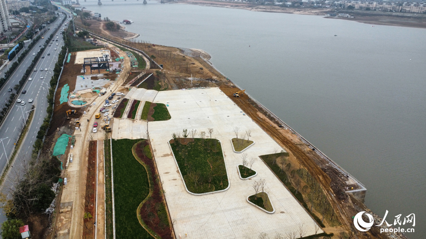 南昌市贛江東岸岸線生態綜合治理工程現場。 人民網記者 時雨攝