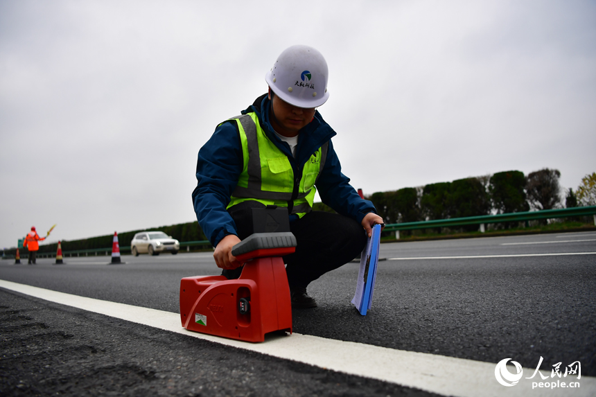 技術人員正在檢測高速公路標線的逆反系數。 人民網記者 時雨攝
