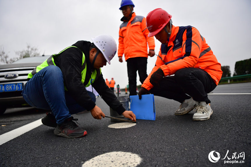技術人員正在對高速公路路面進行檢測。 人民網記者 時雨攝