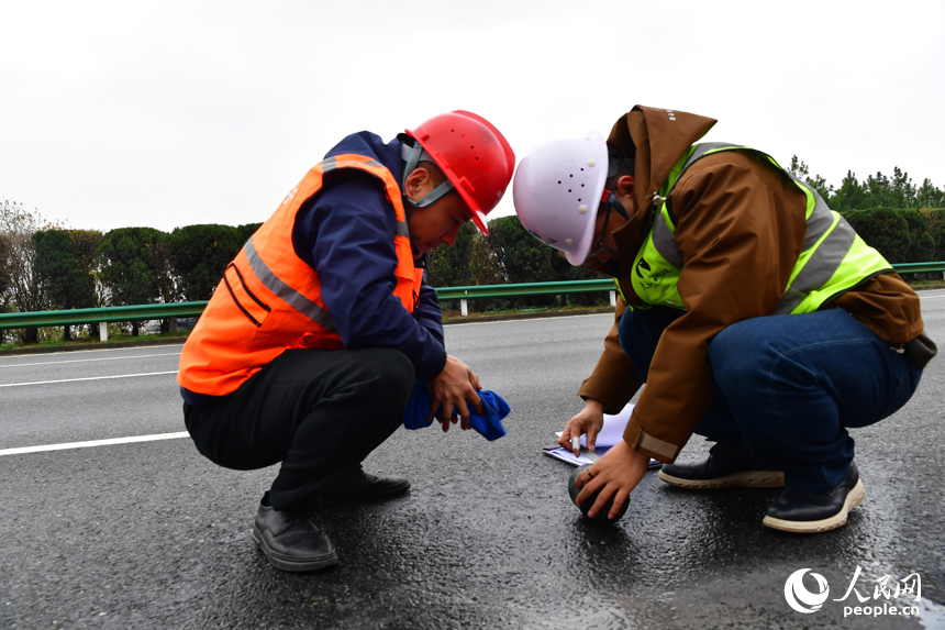 技术人员正在进行技术指标测量。 人民网记者 时雨摄