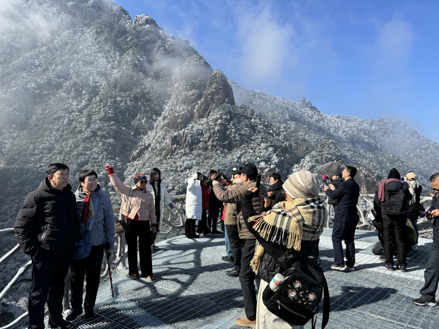 在雪景中，游客紛紛拍照留念。 王元星攝