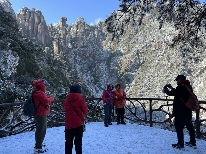 在雪景中，游客紛紛拍照留念。 王元星攝