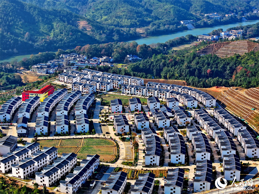 江西省贛州市會昌縣白鵝鄉梓坑村“梓坑家園”安置區，一棟棟新蓋的農房坐落於青山之中。人民網 朱海鵬攝