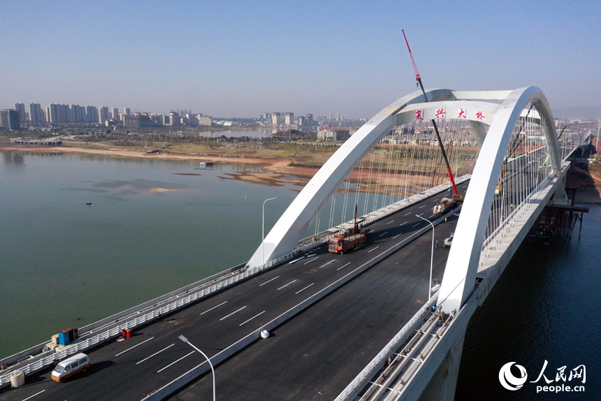 橫跨贛江連接南昌縣和紅谷灘區的復興大橋建設進入沖刺階段。 人民網記者 時雨攝