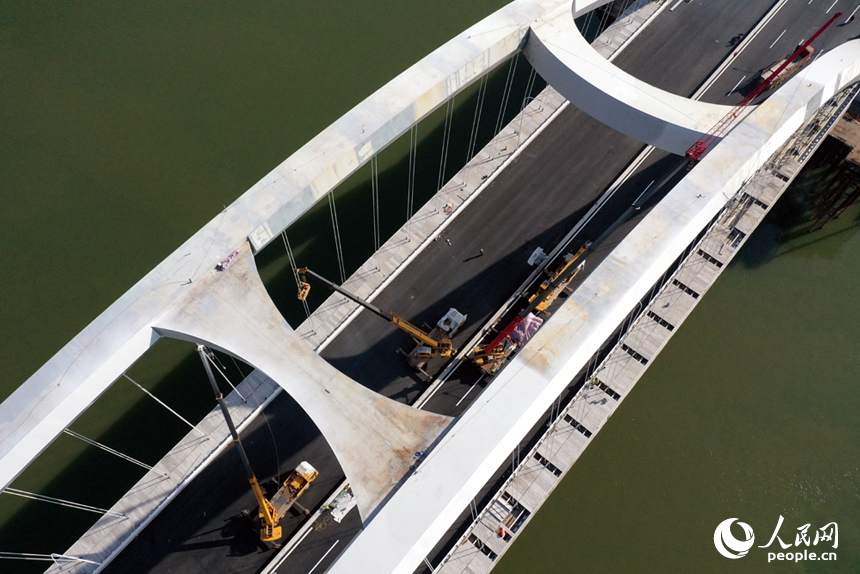 横跨赣江连接南昌县和红谷滩区的复兴大桥建设进入冲刺阶段。 人民网记者 时雨摄