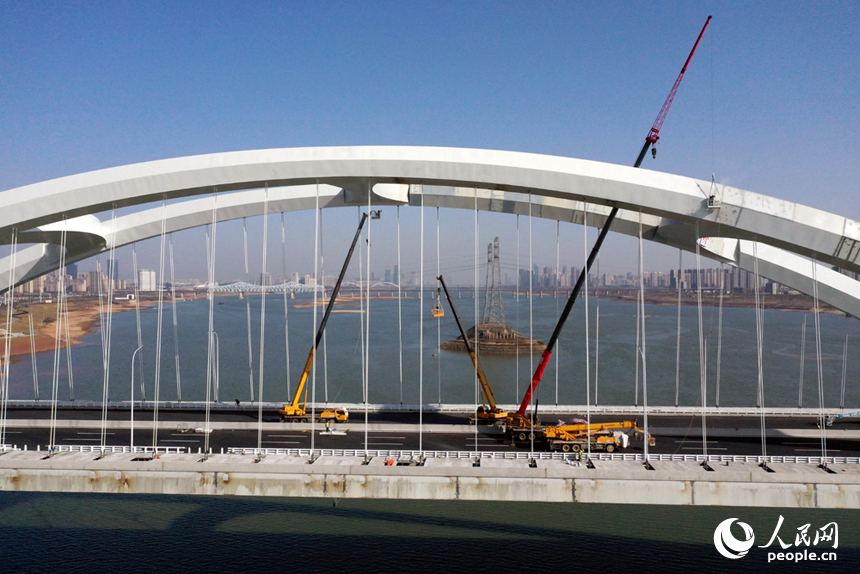 横跨赣江连接南昌县和红谷滩区的复兴大桥建设进入冲刺阶段。 人民网记者 时雨摄