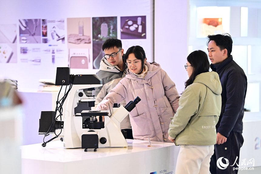 江西省赣州市南康区家居美学馆展出的第三届江西设计周工业设计类展品科技感十足，魅力“吸睛”。人民网 朱海鹏摄