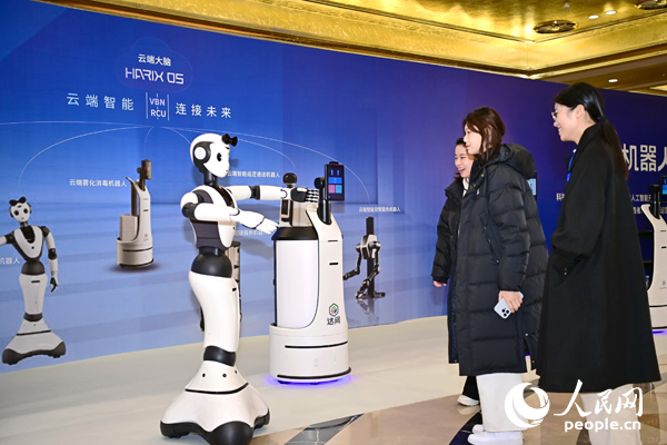 江西省赣州市南康区家居美学馆，参展观众在观看第三届江西设计周工业设计类机器人展品，并与智能机器人互动。人民网 朱海鹏摄